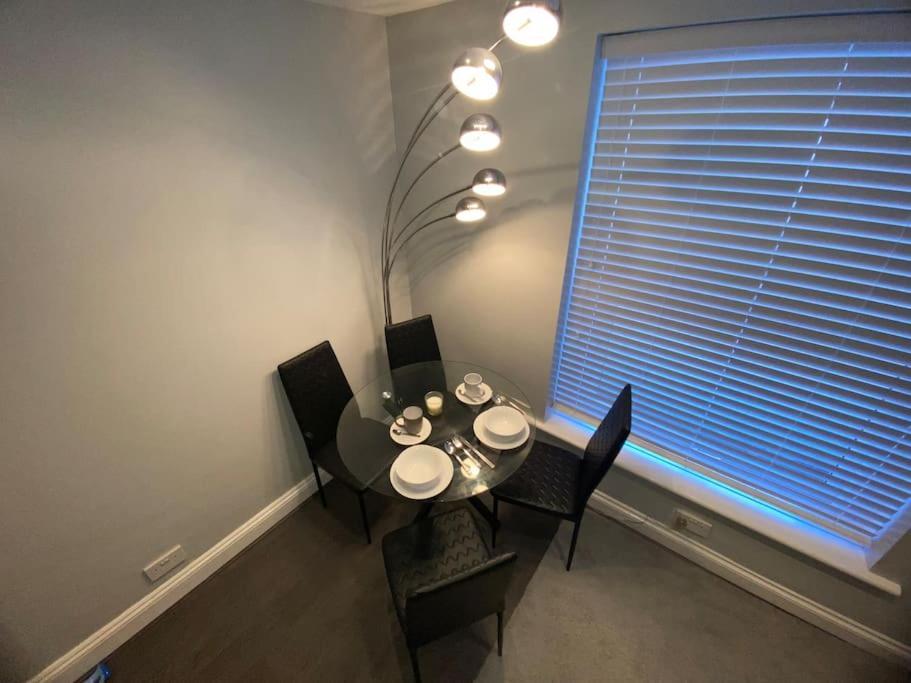 Spacious 2 Bedroom Flat Апартаменты *