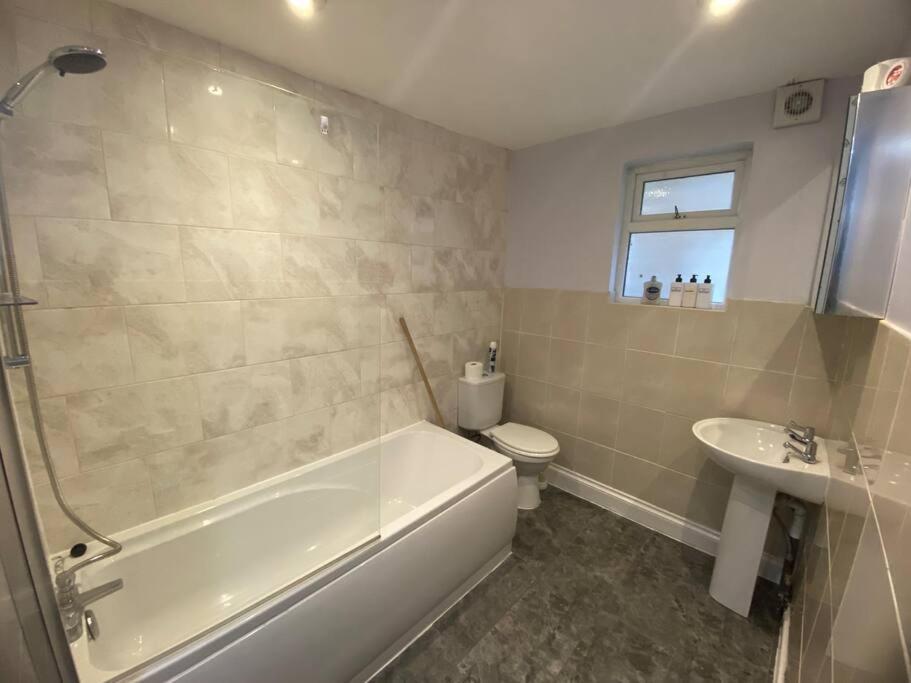 Spacious 2 Bedroom Flat * Лондон
