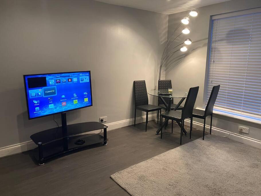 Spacious 2 Bedroom Flat * Лондон